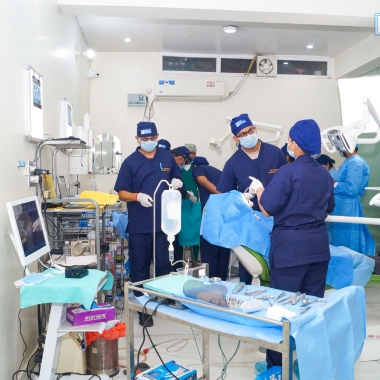 Surgeons placing dental implants during hands‑on course